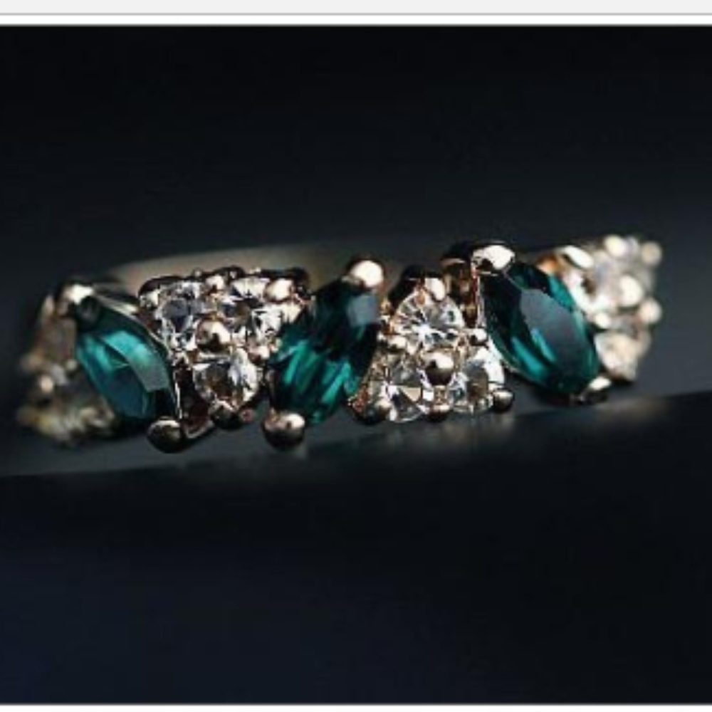 Crystal sweet ring
size 5
Silver tone